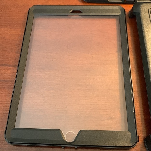 OtterBox Defender Series Case for IPad 5th/6th Gen - Black - Picture 4 of 8